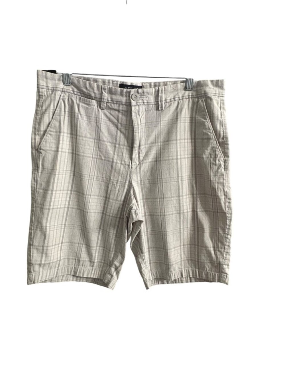 Mens Cream & Gray Plaid Cotton Blend Casual Shorts Size 36 APT. 9